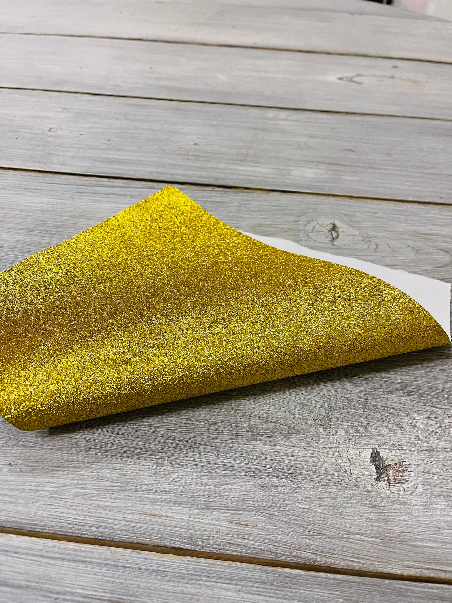 Smooth yellow glitter